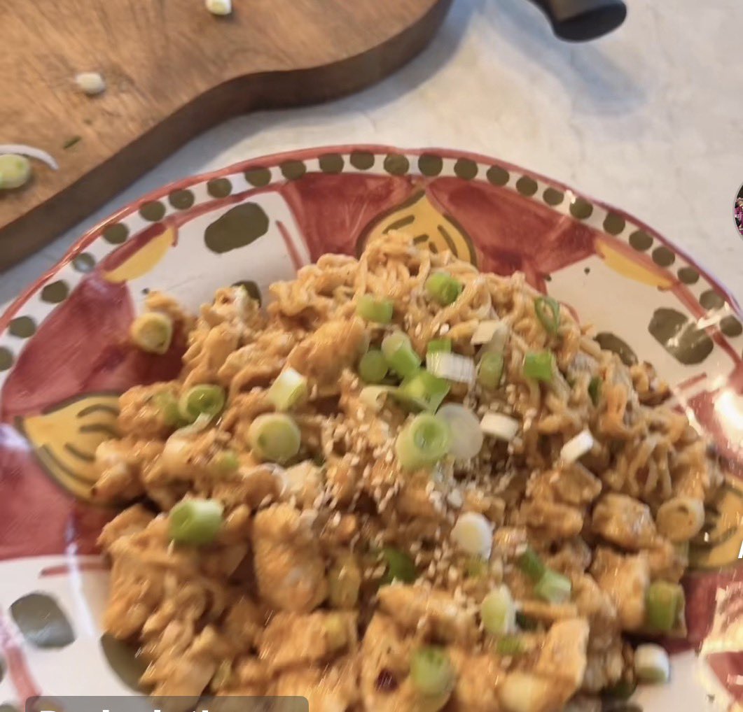 JasIsBased's tweet photo. @raisethebar88 Thai Peanut noodles with chicken. https://t.co/b27RITP7Un