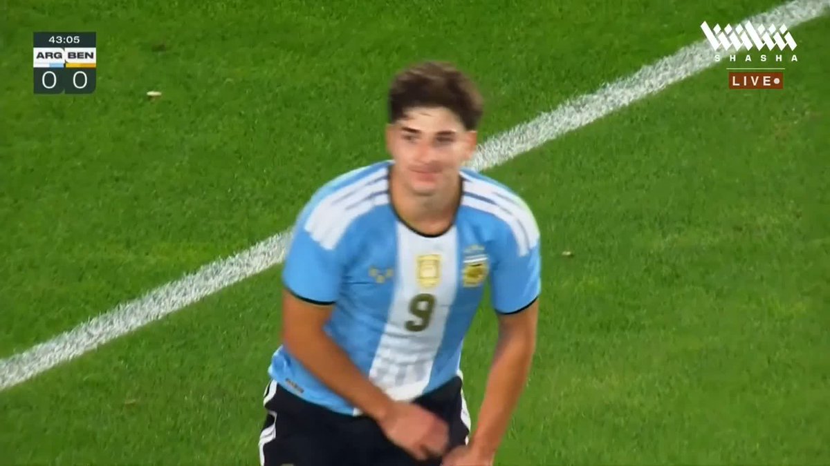 A young Argentine soccer player wearing the #9 jersey stands on the field during a 0-0 match against Benin at 43:05, with the scoreboard showing "ARG BEN" on the Shasha Live broadcast. The image appears to depict Julian Alvarez, a key striker for Argentina, capturing a moment from the match mentioned in the post about the team's missed scoring opportunity.