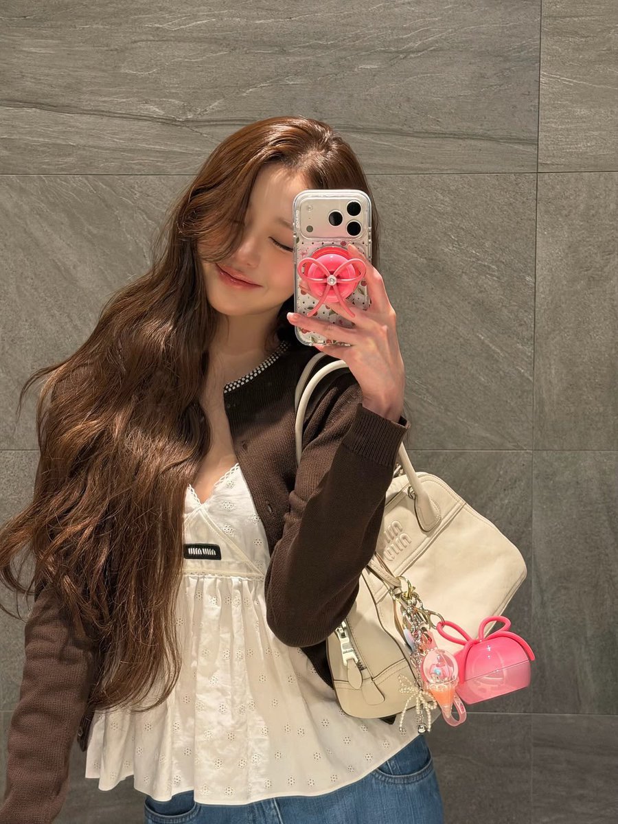 GoJinaaa's tweet photo. I feel like I am going to fail your vibe check🧍‍♀️ https://t.co/8rerTDGBqe