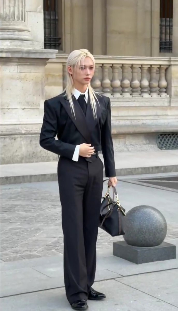 CinemaSerieNews's tweet photo. En #ParisFashionWeek #Felix de @Stray_Kids asistió al #Desfiledeprimavera2027 de @LouisVuitton Mira cada look aquí: https://t.co/y5mNdsvuf9 #Tendencia #Kpop #Musica #Noticia2026 #Moda2027 #Desfile2027 #LouisVuittonFelix
#FELIXPFWLOUISVUITTONSS27
#FELIXxLVSS27 #Moda2026 https://t.co/B92L2mCGv7
