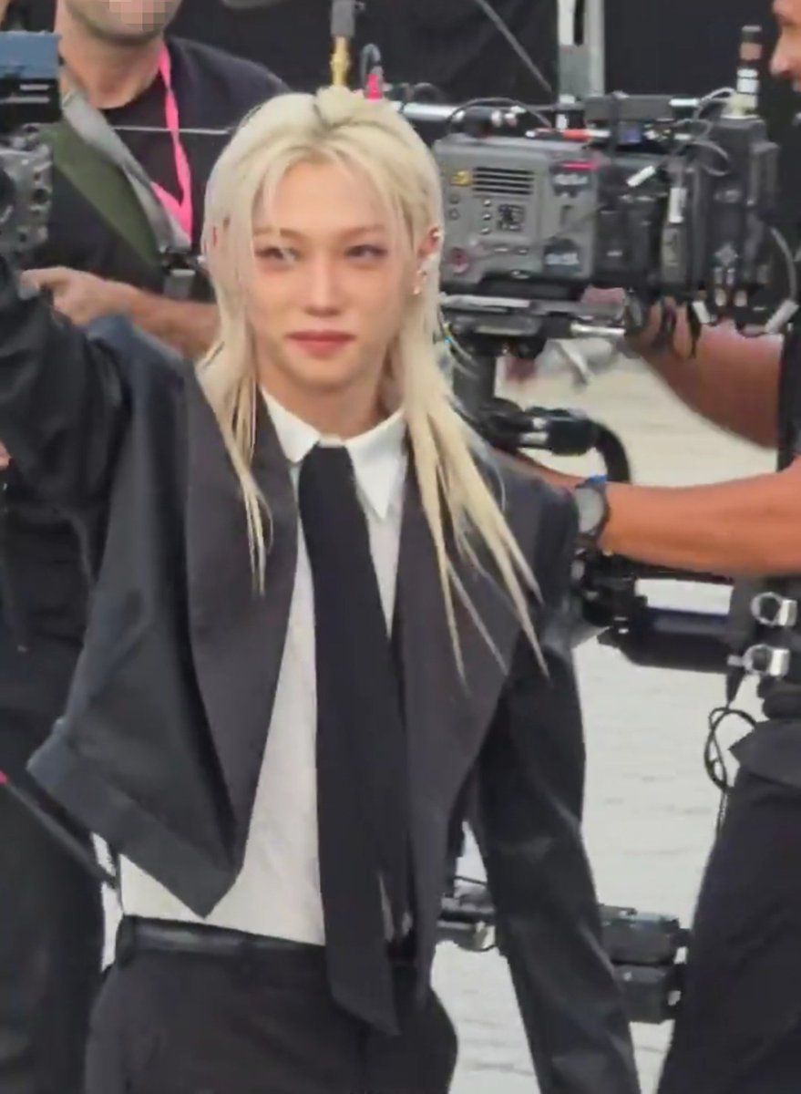 CinemaSerieNews's tweet photo. En #ParisFashionWeek #Felix de @Stray_Kids asistió al #Desfiledeprimavera2027 de @LouisVuitton Mira cada look aquí: https://t.co/y5mNdsvuf9 #Tendencia #Kpop #Musica #Noticia2026 #Moda2027 #Desfile2027 #LouisVuittonFelix
#FELIXPFWLOUISVUITTONSS27
#FELIXxLVSS27 #Moda2026 https://t.co/B92L2mCGv7