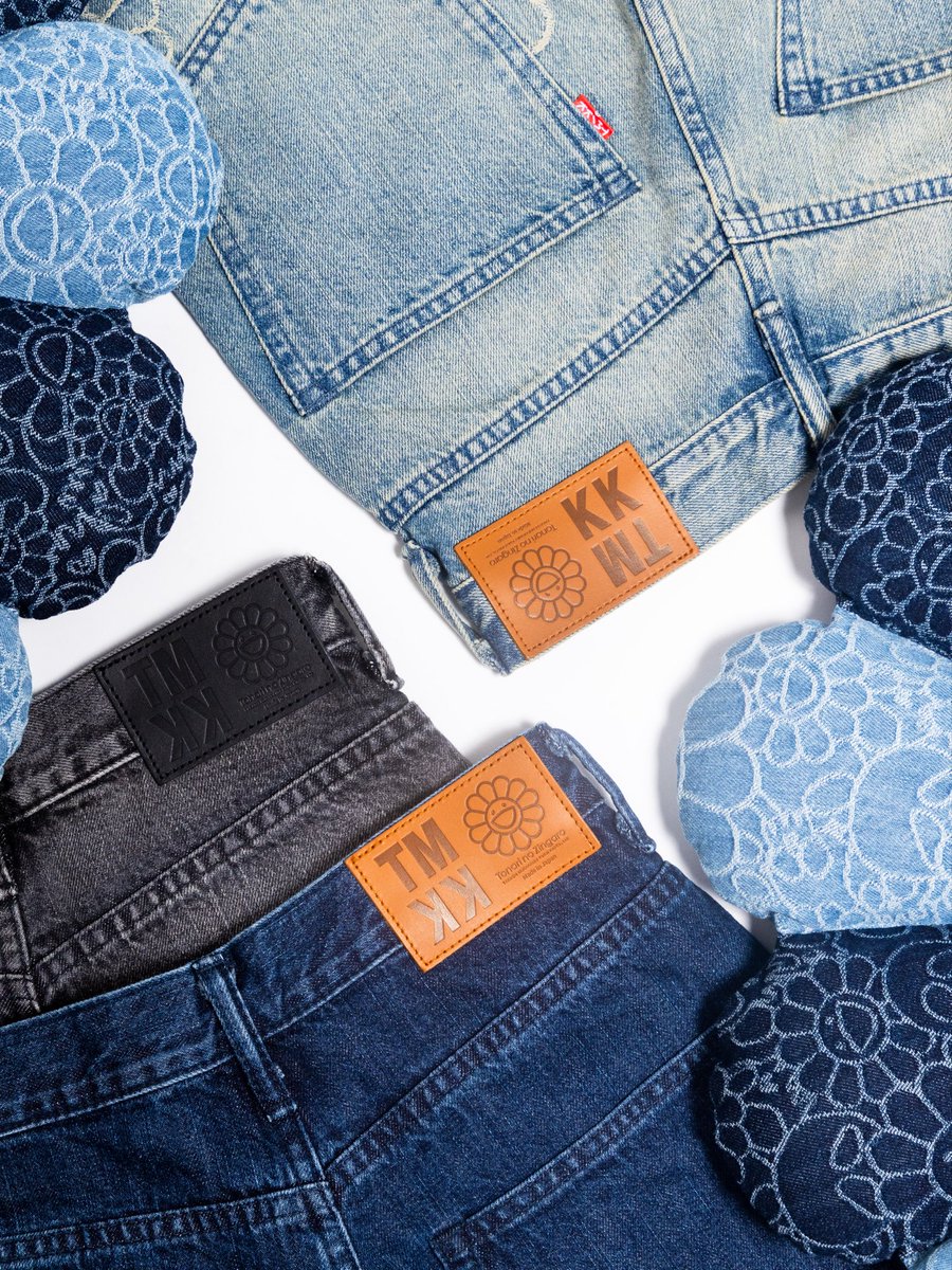 MFTMKKUS's tweet photo. 【Tonari no Zingaro】

Tonari no Zingaro presents the latest TM/KK original denim set-up, available in-store and through our Web Shop.

Making its return after nearly a year, this new denim collection takes a fresh approach to the previous all-over jacquard designs. Takashi Murakami’s iconic Flowers appear throughout the jacket and pants in carefully placed details.

Made from denim produced in Okayama, Japan, the Flowers are woven into the fabric using jacquard techniques rather than printed. Each colorway is individually finished by skilled artisans with a unique wash treatment.
The jacket features a classic denim jacket silhouette, while the pants offer a comfortable straight fit with a relaxed width. Both pieces are finished with original TM/KK rivets.

Wear them together as a complete set or style each piece separately.
From Okayama denim and jacquard weaving to hand-finished washes and custom rivets, every detail reflects TM/KK’s commitment to craftsmanship.

──────────

Tonari no Zingaroより、店頭・WEB SHOPにて、
TM／KKオリジナル新作デニムセットアップを販売いたします。

約1年ぶりに登場する、TM/KKの新作デニム。

今回は、これまでのジャガード織りによる総柄デニムとは異なり、
ジャケットやパンツの各所に、村上隆のお花ちゃんが現れる構成に仕上げました。

岡山県産デニムを使用し、お花ちゃんはプリントではなくジャガード織りで表現。
カラーによって施されているウォッシュ加工は、職人の手によって一つ一つ仕上げています。
ジャケットはクラシックなデニムジャケットを思わせる形に。

パンツはストレートをベースに、適度な太さを持たせた履きやすいシルエットです。
さらに、リベットにはTM/KKオリジナル仕様を採用。

セットアップで着用するのはもちろん、
ジャケット、パンツそれぞれ単品でもスタイリングに取り入れやすいアイテムです。

岡山県産デニム、ジャガード織り、職人による加工、オリジナルリベット。
TM/KKならではの作り込みを感じていただける新作デニムセットアップです。

Tonari no Zingaroスタッフ 関野

──────────

◼︎Flowers Jacquard Denim Jacket Blue
 Price：54,000JPY（tax included）

◼︎Flowers Jacquard Denim Jacket Light Blue
 Price：58,000JPY（tax included）

◼︎Flowers Jacquard Denim Jacket Black
 Price：58,000JPY（tax included）

◼︎Flowers Jacquard Denim Pants Blue
 Price：40,000JPY（tax included）

◼︎Flowers Jacquard Denim Pants Light Blue
 Price：44,000JPY（tax included）

◼︎Flowers Jacquard Denim Pants Black
 Price：44,000JPY（tax included）

▼Kaikai Kiki Online Store
https://t.co/aLKLaKkUMQ

Tonari no Zingaro
 Nakano Broadway 4F

──────────

#takashimurakami #takashipom #tonarinozingaro #zingaro #nakanobroadway