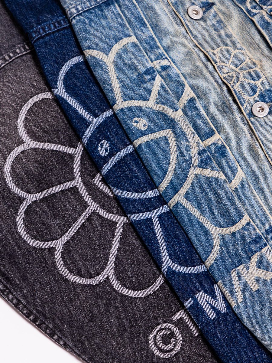 MFTMKKUS's tweet photo. 【Tonari no Zingaro】

Tonari no Zingaro presents the latest TM/KK original denim set-up, available in-store and through our Web Shop.

Making its return after nearly a year, this new denim collection takes a fresh approach to the previous all-over jacquard designs. Takashi Murakami’s iconic Flowers appear throughout the jacket and pants in carefully placed details.

Made from denim produced in Okayama, Japan, the Flowers are woven into the fabric using jacquard techniques rather than printed. Each colorway is individually finished by skilled artisans with a unique wash treatment.
The jacket features a classic denim jacket silhouette, while the pants offer a comfortable straight fit with a relaxed width. Both pieces are finished with original TM/KK rivets.

Wear them together as a complete set or style each piece separately.
From Okayama denim and jacquard weaving to hand-finished washes and custom rivets, every detail reflects TM/KK’s commitment to craftsmanship.

──────────

Tonari no Zingaroより、店頭・WEB SHOPにて、
TM／KKオリジナル新作デニムセットアップを販売いたします。

約1年ぶりに登場する、TM/KKの新作デニム。

今回は、これまでのジャガード織りによる総柄デニムとは異なり、
ジャケットやパンツの各所に、村上隆のお花ちゃんが現れる構成に仕上げました。

岡山県産デニムを使用し、お花ちゃんはプリントではなくジャガード織りで表現。
カラーによって施されているウォッシュ加工は、職人の手によって一つ一つ仕上げています。
ジャケットはクラシックなデニムジャケットを思わせる形に。

パンツはストレートをベースに、適度な太さを持たせた履きやすいシルエットです。
さらに、リベットにはTM/KKオリジナル仕様を採用。

セットアップで着用するのはもちろん、
ジャケット、パンツそれぞれ単品でもスタイリングに取り入れやすいアイテムです。

岡山県産デニム、ジャガード織り、職人による加工、オリジナルリベット。
TM/KKならではの作り込みを感じていただける新作デニムセットアップです。

Tonari no Zingaroスタッフ 関野

──────────

◼︎Flowers Jacquard Denim Jacket Blue
 Price：54,000JPY（tax included）

◼︎Flowers Jacquard Denim Jacket Light Blue
 Price：58,000JPY（tax included）

◼︎Flowers Jacquard Denim Jacket Black
 Price：58,000JPY（tax included）

◼︎Flowers Jacquard Denim Pants Blue
 Price：40,000JPY（tax included）

◼︎Flowers Jacquard Denim Pants Light Blue
 Price：44,000JPY（tax included）

◼︎Flowers Jacquard Denim Pants Black
 Price：44,000JPY（tax included）

▼Kaikai Kiki Online Store
https://t.co/aLKLaKkUMQ

Tonari no Zingaro
 Nakano Broadway 4F

──────────

#takashimurakami #takashipom #tonarinozingaro #zingaro #nakanobroadway