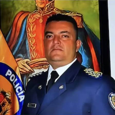 YOYOPRESS's tweet photo. ⚠️ | RONNY GONZÁLEZ MONTESINOS: AHORCABA, ELECTROCUTABA Y ASFIXIABA PRESOS PARA SACAR CONFESIONES EN EL HELICOIDE. HOY DIRIGE LAS INVESTIGACIONES PENALES DE LA PNB

Era el NÚMERO DOS de El Helicoide. Segundo al mando de Carlos Alberto Calderón Chirinos, el "policía malo" del SEBIN.

La Misión de la ONU documentó cómo operaban: Calderón Chirinos seleccionaba a los detenidos, los enviaba a El Helicoide y daba las órdenes. González Montesinos las ejecutaba.

"Agarrar al detenido, ahorcarlo, aplicarle electroshocks y ponerle una bolsa en la cabeza hasta que respondiera”, dice textualmente el informe.

Pero no solo torturaba. ERA EL QUE MARCABA LOS BLANCOS. La ONU estableció que se encargaba de "identificar objetivos afiliados a la oposición para su vigilancia y detención." 

Interceptaciones telefónicas ilegales. Vigilancias ilegales. Después del 28J fue el responsable de la detención de Freddy Superlano.

¿Y hoy? No está preso. No es prófugo. Es JEFE DE INVESTIGACIONES PENALES de la Policía Nacional. El torturador "investiga" crímenes.

Hace dos semanas la ONU lo incluyó entre los 18 funcionarios señalados por crímenes de lesa humanidad que SIGUEN en el poder bajo Delcy.

Que no quede impune.