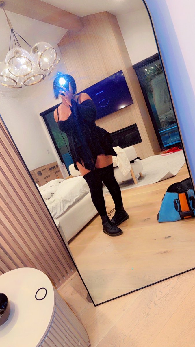 NYAANNIEE's tweet photo. Sometimes I get really sad because I feel super lonely but then I look at pictures of myself and genuinely realize I have nothing to worry about https://t.co/QBZ4bkU10H