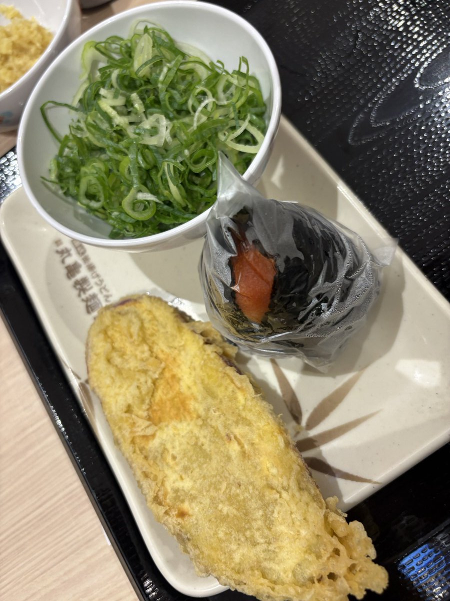 menchankitakyu's tweet photo. 2026年【179杯目】🍜

《丸亀製麺 ゆめシティ》
明太釜玉 大
明太子おにぎり＋芋の天ぷら

10月6杯目✊
フードコートから撤退しつつある丸亀、
もせきのゆめシにはあるから助かる😭💓 https://t.co/bjOAps2alV