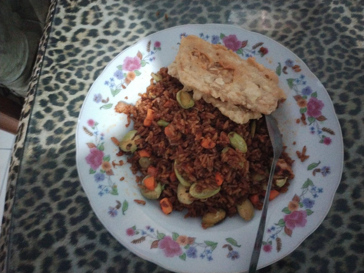 Zellynnea's tweet photo. Nasi Goreng Kecap Khas Buatan Ibuku Dengan Menu Wortel, Pete, Sayuran Dan Tempe.

Begitu Enak Rasanya Sampe Aku Nambah 2 kali.

Terimakasih Ibu 🥰 https://t.co/02DzobG9yY