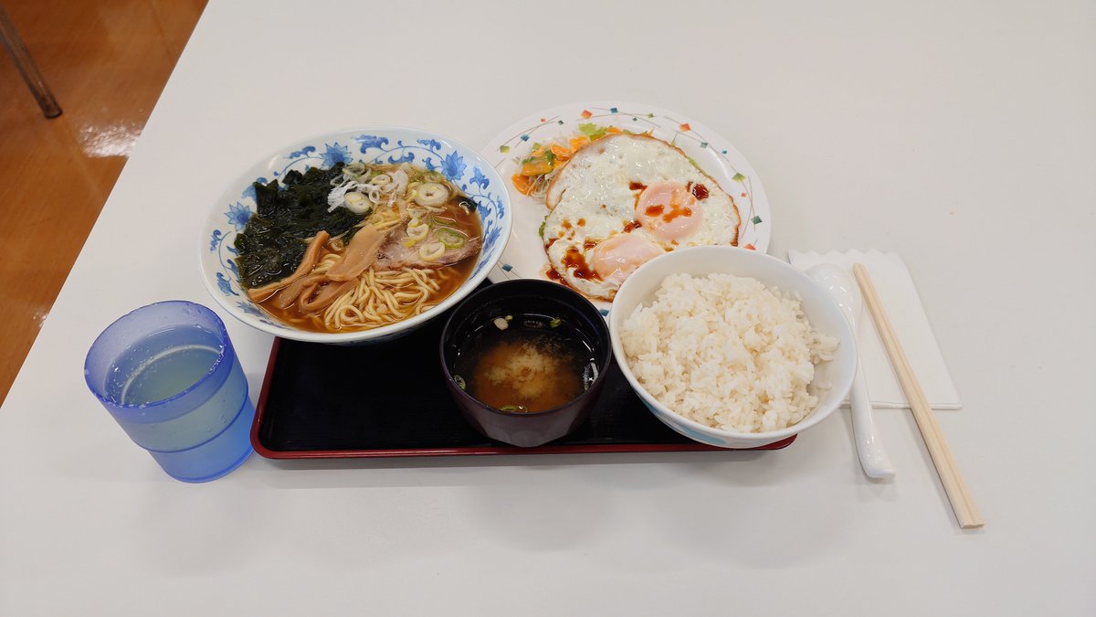 NicoNicoNRHT's tweet photo. 以前から気になっていた、羽田空港T3の横にある【羽田空港CIQ棟】にある社員食堂で朝食を頂いてきました。

ラーメンと目玉焼き定食の2点を注文しましたが、結構お腹いっぱいになりました。😋
(ご飯は大中小を無料で選択可♪)

全体的に学食に似た味で、なんとも懐かしかったです。👍️ https://t.co/BOfAXV7ath