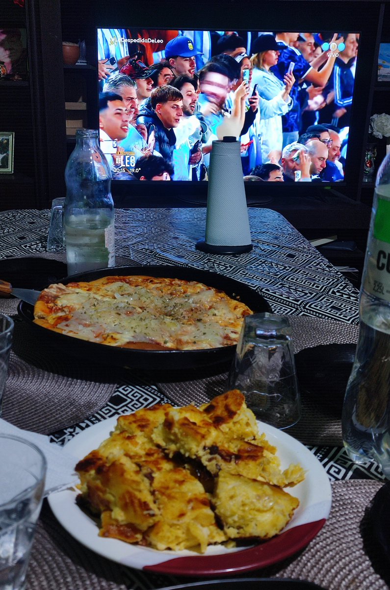 alegonzamaa's tweet photo. Gracias por todo capitan! Estamos viendo el partido en familia. 

#LaDespedidaDeLeo #Graciasleo https://t.co/uAGn0UtMfx
