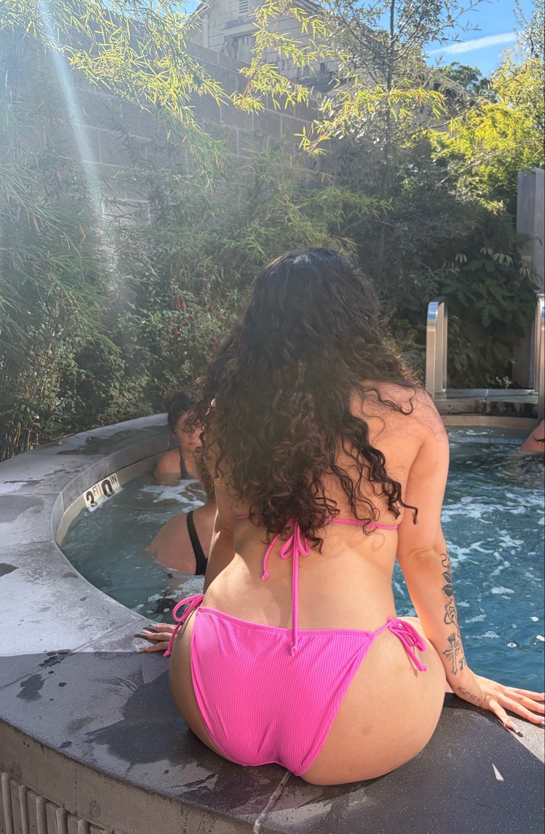 whoszzzz2's tweet photo. Enjoying the view? https://t.co/hbvveaZbwd