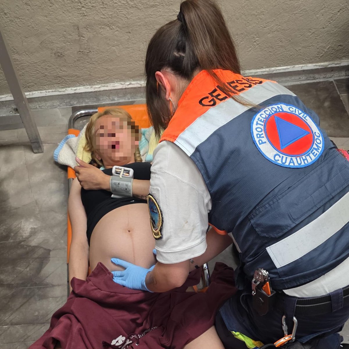 AlessandraRdlv's tweet photo. Protección Civil Cuauhtémoc atendió a una joven en labor de parto en Metro Zócalo. Hoy, una nueva vida llegó al mundo. Su bebé nació durante el traslado; ambas recibieron atención hasta llegar al hospital.

Gracias a nuestro equipo por estar ahí cuando más se necesita. ❤️‍🔥 https://t.co/awakzbu9Bv