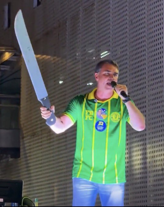 AlitaBrasil's tweet photo. “Eu não vou ficar parada diante da presença do MAL!”

Essa frase resume bem a essência de Alita: mesmo sem o seu passado, ela escolheu não permanecer indiferente diante da injustiça.

Para milhões de brasileiros, esse sentimento também existe após duas décadas marcadas pelos governos do PT. Por isso, me recuso a ficar omisso diante de um momento tão decisivo para o Brasil.
 
E diante das injustiças causadas pelo atual presidente, chegou a hora de CORTAR O MAL pela raiz e derrubar a última peça do tabuleiro. E, neste ano, graças a Deus, juntos, vamos derrotá-lo nas urnas de uma vez por todas.

Vote 22 dia 25 de outubro! 🇧🇷 @FlavioBolsonaro