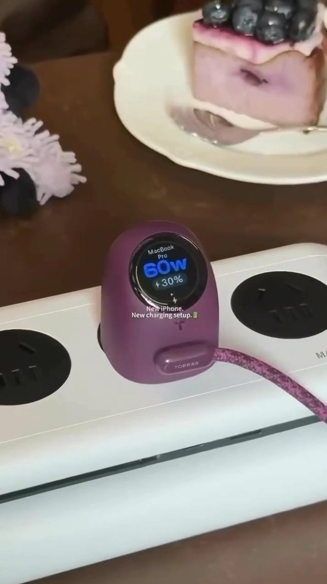 HayySah01's tweet photo. nemu casan estetiknya pol dan gemesin banget 😭💜 ada mukanya yang bisa kedip-kedip, terus ada layar kecilnya yang nunjukin watt nya real time 60W. Jadi ngecas ngebut banget tapi mejanya tetap lucu dan estetik pol🥺👉👈 https://t.co/lMBblaDhvd