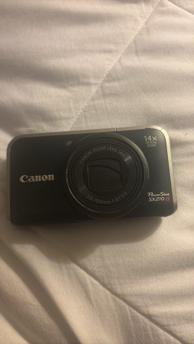 sicklikewolves's tweet photo. @xSunxxf I used this one ! It’s a canon power shot Sx210 , it is an awesome camera but sadly I broke it a few months ago so I use a different one now 🥀 https://t.co/dIjI5PbljP