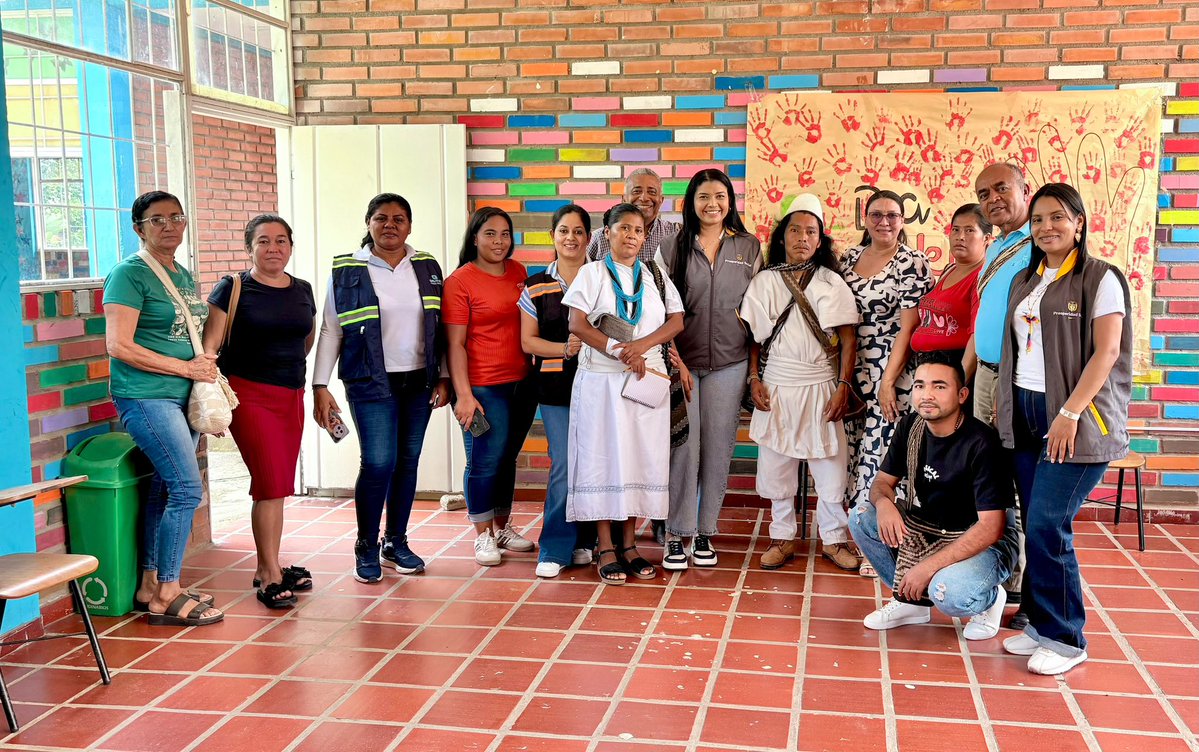 NoreidaSolano's tweet photo. También nos sentamos con la comunidad en la mesa de sostenibilidad, porque este espacio tiene que funcionar para quienes cultivan, venden y compran aquí.

Seguimos trabajando para que esta obra quede al servicio de su gente. 🧑🏾‍🌾👩🏻‍🌾🛖

#ProsperidadSocial #PuebloBello #Cesar https://t.co/5AZXNQYjkb