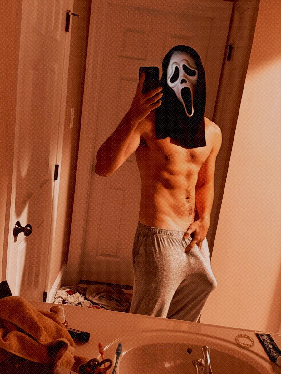 Coldzdt's tweet photo. ¡Boo! Encontró la máscara del pasado Halloween. ¿Les asustó? https://t.co/mhft2DNdO0