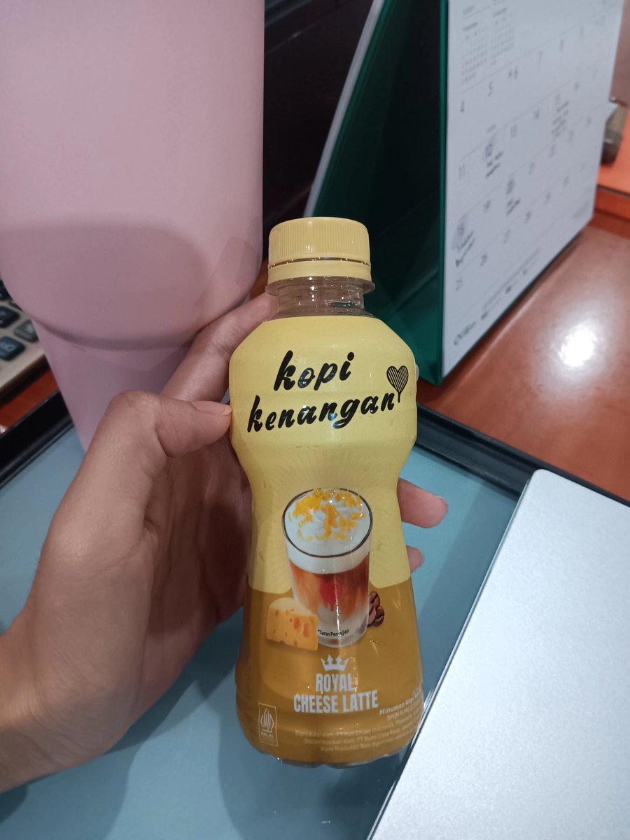 adivazania's tweet photo. Engga enak :( 
Maksudnya, aku kurang suka huhuu. Aku nyari yang Avocado coffe kan as always *avocafo coffe nya kopken enak bgt+++
Tapi kok gaada. Akhirnya aku ambil ini, nyobain. Ternyata...hehe🤏🏻🤏🏻 https://t.co/oLWL24WWxo
