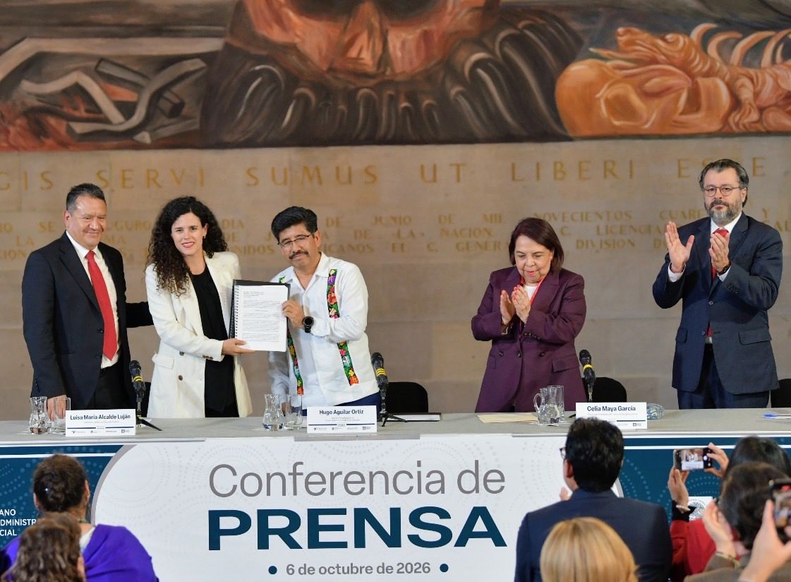 OAJ_Mex's tweet photo. 📄 Entregan titulares del #NuevoPoderJudicial propuesta conjunta de reforma a la Ley Orgánica del #PJF y la Ley de Amparo a la titular de la Consejería Jurídica del Poder Ejecutivo Federal

⚪ El objetivo es fortalecer los mecanismos de coordinación entre las instituciones, a fin de servir de mejor manera al pueblo de México, aseguró el Ministro Hugo Aguilar Ortiz, Presidente de la @SCJN 

En seis reuniones de trabajo, se acordó:
•Crear un Pleno de órganos superiores que coordinen los trabajos 
•Dotar mayor independencia a los órganos superiores. El #OAJ se encargará de la administración globalizante y cada institución será una unidad ejecutora de gasto, que podrá emitir lineamientos específicos
•Crear dos secciones en la SCJN (no emitirán jurisprudencia), para desahogar con mayor celeridad los trabajos 
•Crear un comité para la selección de personas candidatas de la próxima elección, con visión inclusiva 
•Creación de una unidad especializada para la investigación de asuntos de atención prioritaria en el Tribunal de Disciplina Judicial
•Regular la competencia de la Sala Superior del TEPJF para la resolución de asuntos laborales de sus trabajadores
•Reglas de continuidad, vacantes, licencias o impedimentos para los órganos jurisdiccionales, así como la competencia del OAJ para readscribir a personas juzgadoras dentro del mismo Circuito.