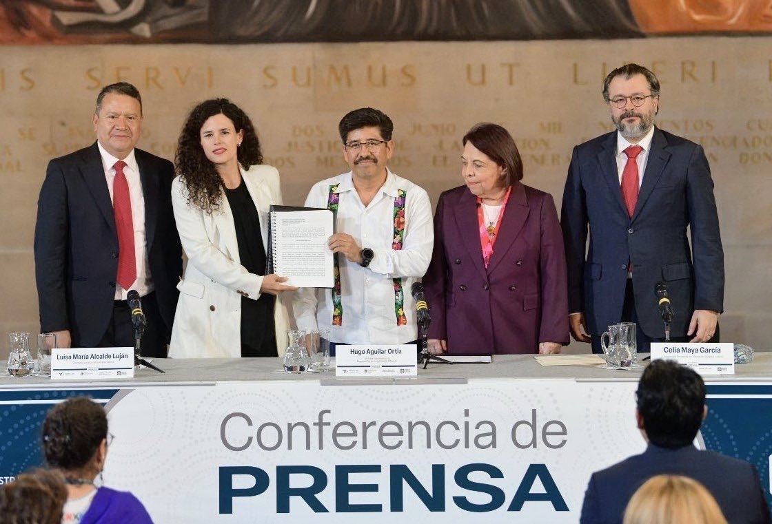 OAJ_Mex's tweet photo. 📄 Entregan titulares del #NuevoPoderJudicial propuesta conjunta de reforma a la Ley Orgánica del #PJF y la Ley de Amparo a la titular de la Consejería Jurídica del Poder Ejecutivo Federal

⚪ El objetivo es fortalecer los mecanismos de coordinación entre las instituciones, a fin de servir de mejor manera al pueblo de México, aseguró el Ministro Hugo Aguilar Ortiz, Presidente de la @SCJN 

En seis reuniones de trabajo, se acordó:
•Crear un Pleno de órganos superiores que coordinen los trabajos 
•Dotar mayor independencia a los órganos superiores. El #OAJ se encargará de la administración globalizante y cada institución será una unidad ejecutora de gasto, que podrá emitir lineamientos específicos
•Crear dos secciones en la SCJN (no emitirán jurisprudencia), para desahogar con mayor celeridad los trabajos 
•Crear un comité para la selección de personas candidatas de la próxima elección, con visión inclusiva 
•Creación de una unidad especializada para la investigación de asuntos de atención prioritaria en el Tribunal de Disciplina Judicial
•Regular la competencia de la Sala Superior del TEPJF para la resolución de asuntos laborales de sus trabajadores
•Reglas de continuidad, vacantes, licencias o impedimentos para los órganos jurisdiccionales, así como la competencia del OAJ para readscribir a personas juzgadoras dentro del mismo Circuito.