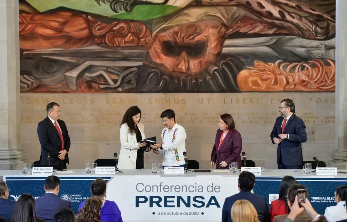 OAJ_Mex's tweet photo. 📄 Entregan titulares del #NuevoPoderJudicial propuesta conjunta de reforma a la Ley Orgánica del #PJF y la Ley de Amparo a la titular de la Consejería Jurídica del Poder Ejecutivo Federal

⚪ El objetivo es fortalecer los mecanismos de coordinación entre las instituciones, a fin de servir de mejor manera al pueblo de México, aseguró el Ministro Hugo Aguilar Ortiz, Presidente de la @SCJN 

En seis reuniones de trabajo, se acordó:
•Crear un Pleno de órganos superiores que coordinen los trabajos 
•Dotar mayor independencia a los órganos superiores. El #OAJ se encargará de la administración globalizante y cada institución será una unidad ejecutora de gasto, que podrá emitir lineamientos específicos
•Crear dos secciones en la SCJN (no emitirán jurisprudencia), para desahogar con mayor celeridad los trabajos 
•Crear un comité para la selección de personas candidatas de la próxima elección, con visión inclusiva 
•Creación de una unidad especializada para la investigación de asuntos de atención prioritaria en el Tribunal de Disciplina Judicial
•Regular la competencia de la Sala Superior del TEPJF para la resolución de asuntos laborales de sus trabajadores
•Reglas de continuidad, vacantes, licencias o impedimentos para los órganos jurisdiccionales, así como la competencia del OAJ para readscribir a personas juzgadoras dentro del mismo Circuito.