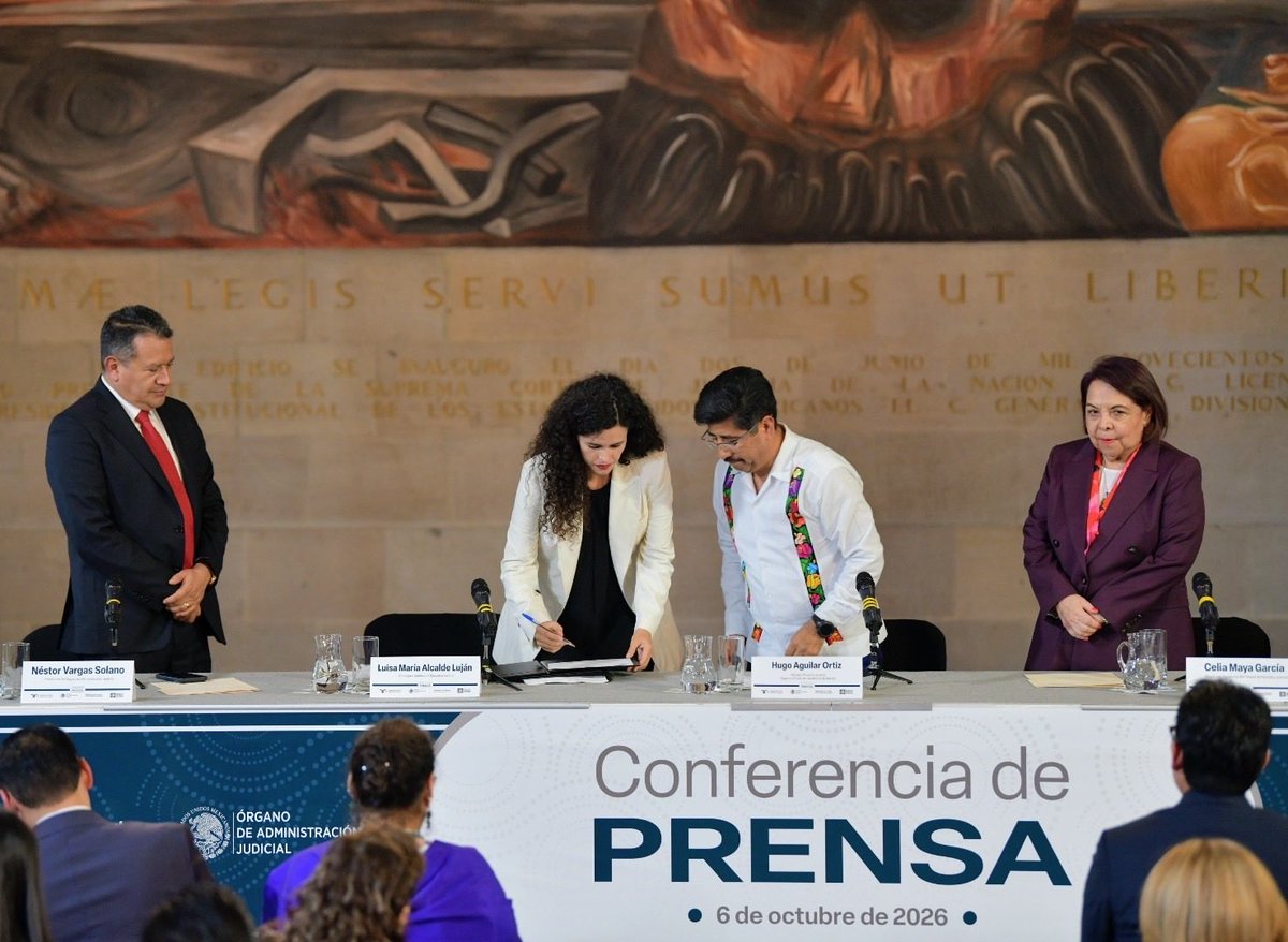 OAJ_Mex's tweet photo. 📄 Entregan titulares del #NuevoPoderJudicial propuesta conjunta de reforma a la Ley Orgánica del #PJF y la Ley de Amparo a la titular de la Consejería Jurídica del Poder Ejecutivo Federal

⚪ El objetivo es fortalecer los mecanismos de coordinación entre las instituciones, a fin de servir de mejor manera al pueblo de México, aseguró el Ministro Hugo Aguilar Ortiz, Presidente de la @SCJN 

En seis reuniones de trabajo, se acordó:
•Crear un Pleno de órganos superiores que coordinen los trabajos 
•Dotar mayor independencia a los órganos superiores. El #OAJ se encargará de la administración globalizante y cada institución será una unidad ejecutora de gasto, que podrá emitir lineamientos específicos
•Crear dos secciones en la SCJN (no emitirán jurisprudencia), para desahogar con mayor celeridad los trabajos 
•Crear un comité para la selección de personas candidatas de la próxima elección, con visión inclusiva 
•Creación de una unidad especializada para la investigación de asuntos de atención prioritaria en el Tribunal de Disciplina Judicial
•Regular la competencia de la Sala Superior del TEPJF para la resolución de asuntos laborales de sus trabajadores
•Reglas de continuidad, vacantes, licencias o impedimentos para los órganos jurisdiccionales, así como la competencia del OAJ para readscribir a personas juzgadoras dentro del mismo Circuito.