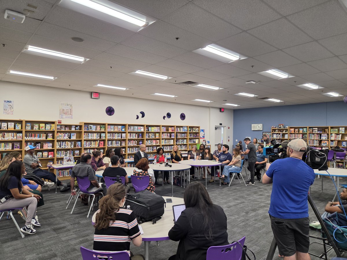 rickytwrites's tweet photo. In a campaign event, Nevada Attorney General is taking questions from Clark County School District educators in a roundtable at a North Las Vegas middle school #rjnow https://t.co/japCRjg6ai