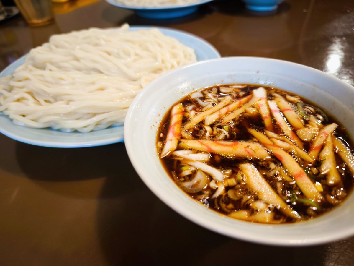 Ne_Scallion_Gi2's tweet photo. 朝からちゅるちゅる食べてたら
隣の席から物騒な会話が……

男「〇〇また捕まったらしいよ！」
女「えぇ〜?!また捕まったの?!」

男「覚醒剤が云々〜」
女「覚醒剤なんてみんなやるっしょ?!」

今日も青森は平和です🤗 https://t.co/L058OwTxbK