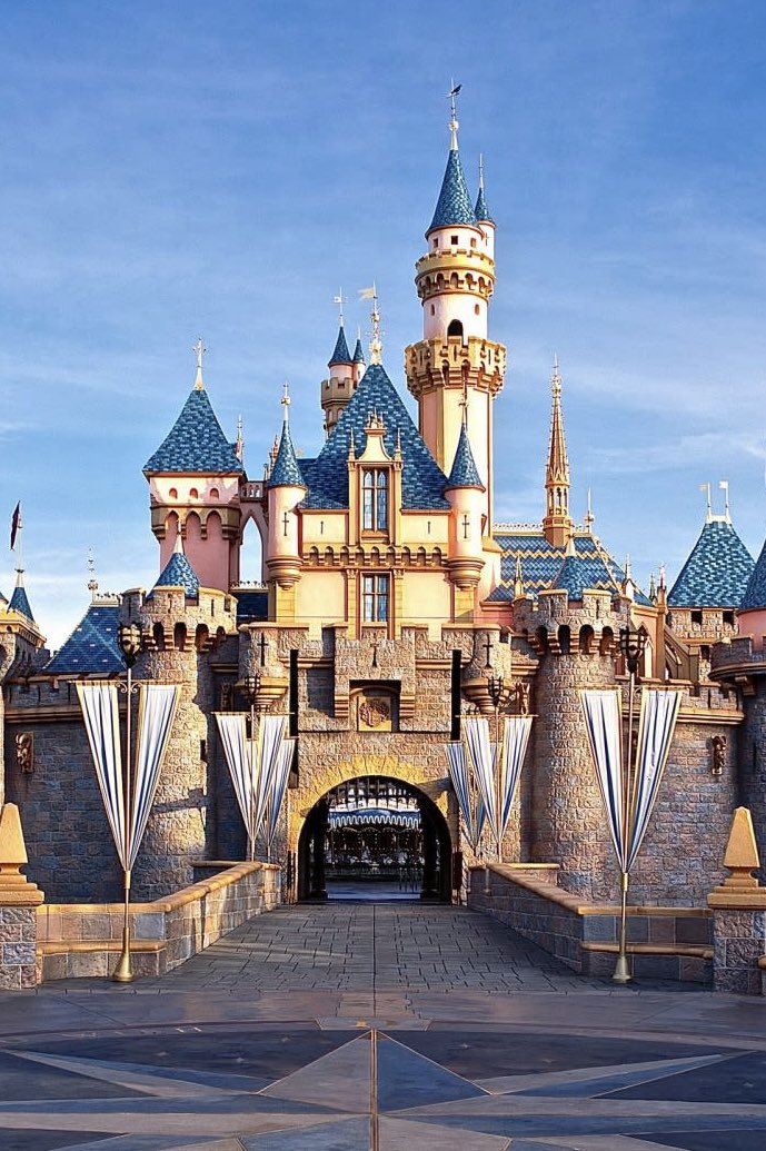 DiscussingFilm's tweet photo. ‘ABBOTT ELEMENTARY’ Season 6 will include an episode set &amp; filmed in Disneyland.

(Source: Deadline) https://t.co/QACleERrGp