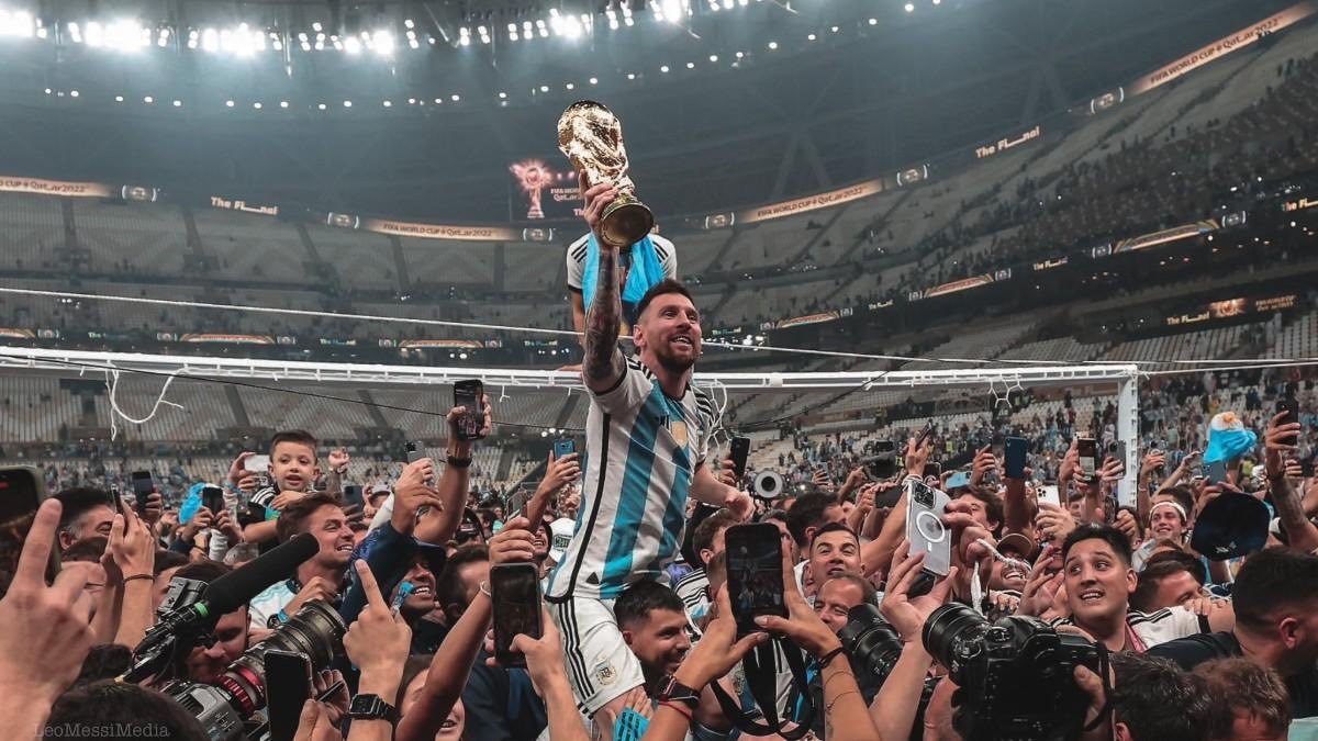 fedeposik's tweet photo. Mi mayor ídolo. 

El que seguía de chiquito.

El que sigo de grande.

El que me hizo entender que es posible lo imposible y que no hay mayor virtud que seguir intentándolo.

Gracias por los abrazos que me hiciste dar, los voy a recordar toda la vida. https://t.co/HoW2sY2sco