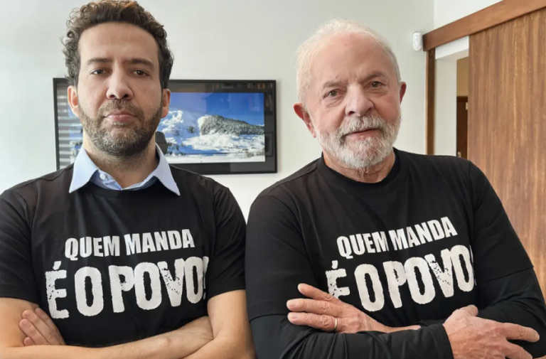 _janoninho's tweet photo. 🚨PESSOAL, URGENTE🚨

“Nós vamos ganhar as eleições”, mas a conta ainda não fecha: faltam 120 mil SOLDADOS dispostos a entrar na briga pela reeleição do presidente Lula

Chame o parente e o amigo para o grupo EXÉRCITO DO LULA

Comente SOLDADO aqui embaixo e peça o link no direct

BORA VENCER!
