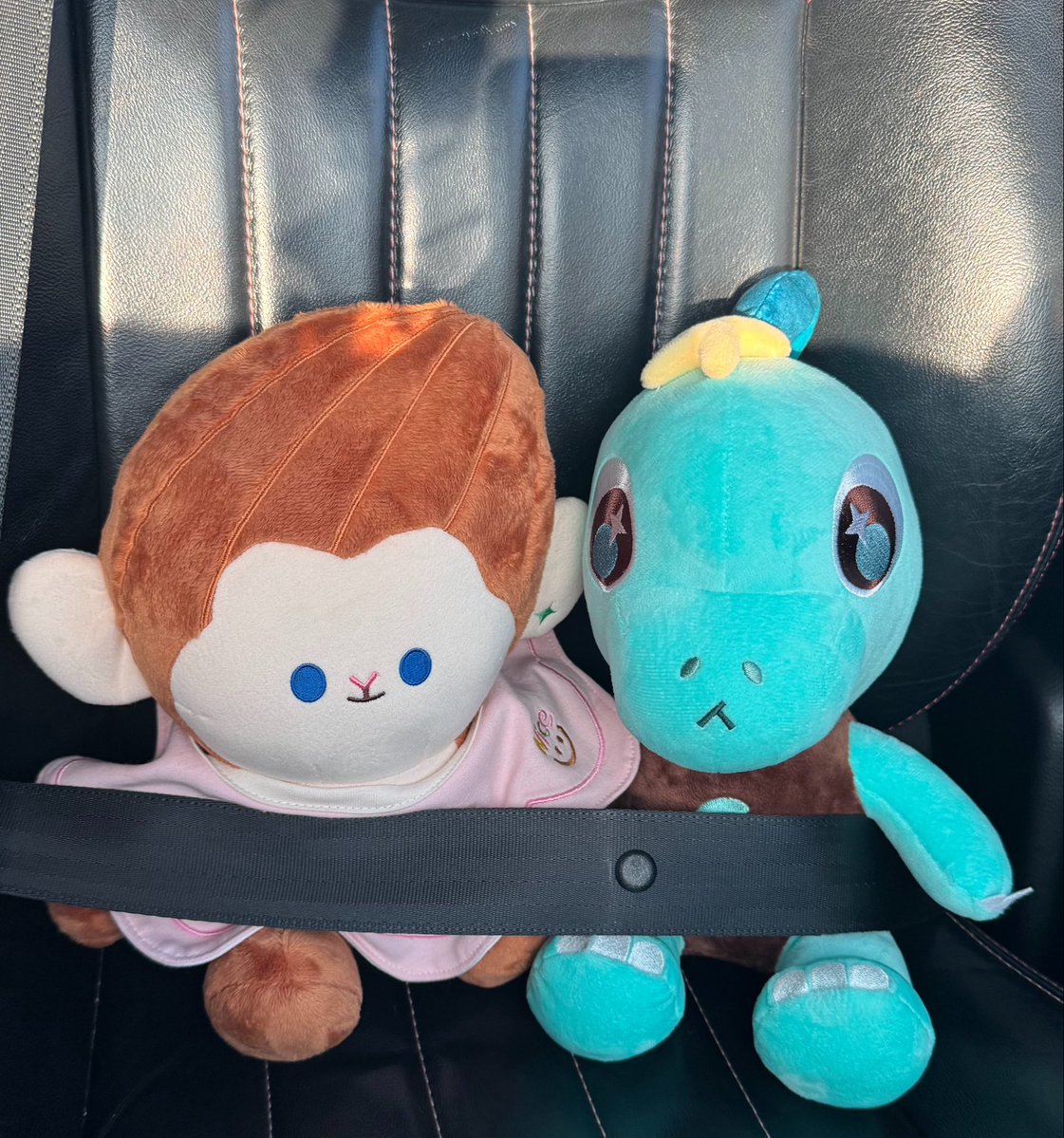 february_gb's tweet photo. บรึ้นนนนๆๆๆ ผดสสองตุวพ้อมซิ่งๆๆ 🚗🦖🐒 https://t.co/TkFYHlNowU