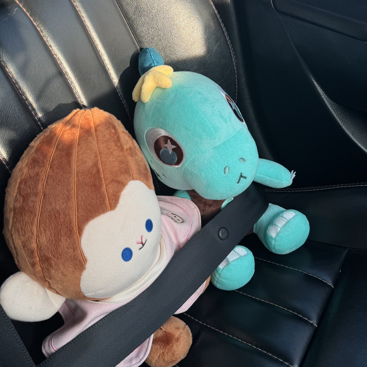 february_gb's tweet photo. บรึ้นนนนๆๆๆ ผดสสองตุวพ้อมซิ่งๆๆ 🚗🦖🐒 https://t.co/TkFYHlNowU