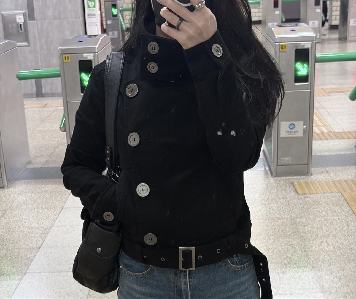 imhulacat's tweet photo. 한달만에 받은 샌드릭 아우터..^^
열받게도 이쁘긴해서 매일 입어서 혼내줘야겟슨 https://t.co/Uy93PQuuU1