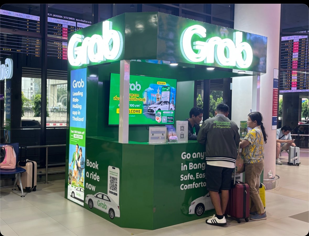 talesouptravel's tweet photo. タイでGrabドライバーと合流できないとき🥺🇹🇭🚕💨

配車後に、今いる場所の写真や服装のわかるセルフィーをチャットで送ってみてください📍📸

イベント終わりや空港など、混雑した場所で便利✨

コメントなしで写真だけ送りつけて🆗😁
先に送っておくと、ドライバーも見つけやすくなります👍✨

※乗車前に車のナンバー確認はお���れなく🚕
#タイ旅行 #バンコク旅行 #Grab