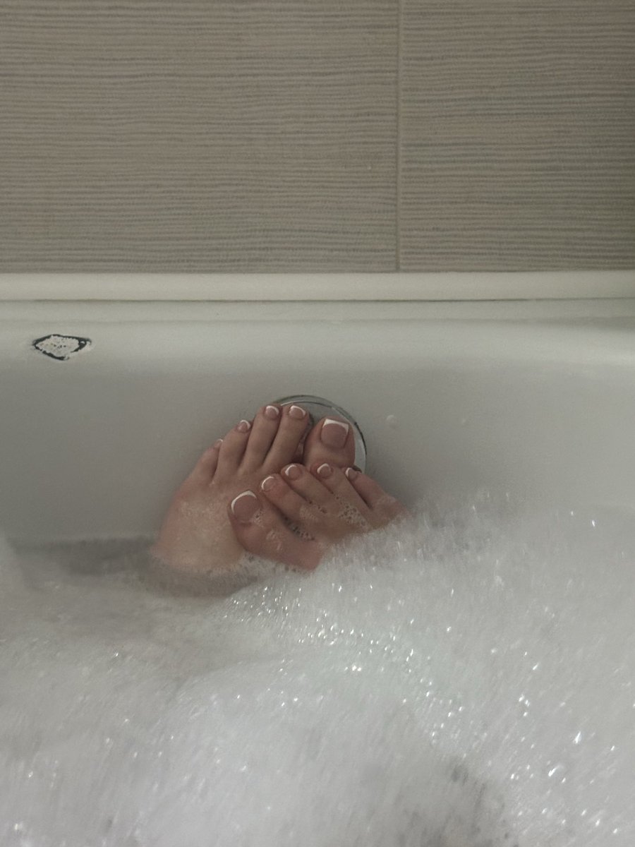 princess4bb's tweet photo. Be honest you can’t resist these french tips soaked in my warm bath
These feet own your soul weakling😈 https://t.co/Zl3JXqPV3x