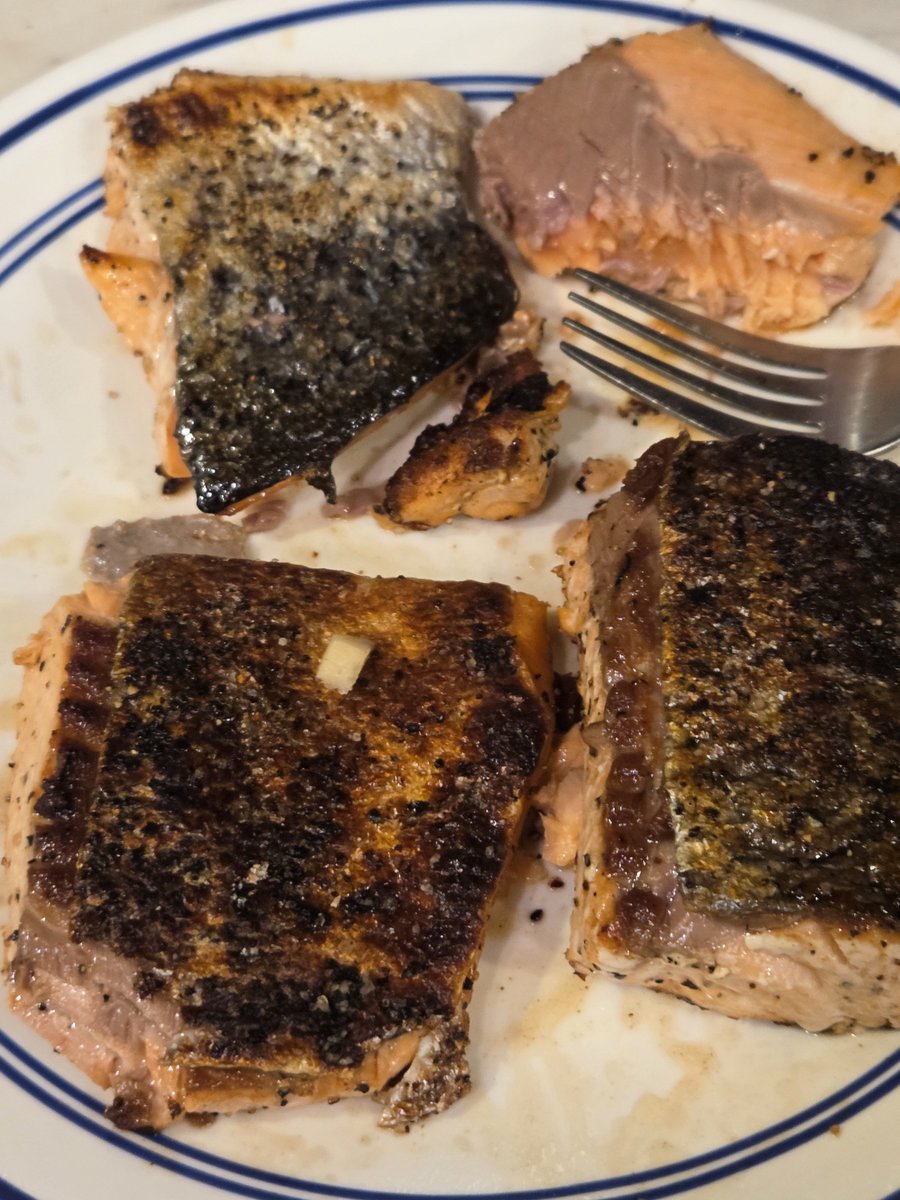 DasSwank's tweet photo. Rocking skin on salmon tonight. Good s%$#¡ https://t.co/4JqVeODxKQ