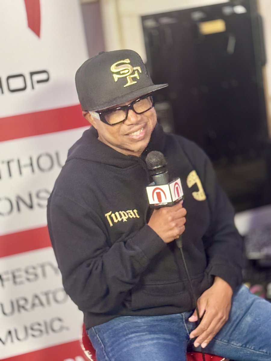 chuckcreekmur's tweet photo. I got to talk 2Pac, Shock G and his new book with @moneyb69 of #Digitalunderground - I did not get in everything I wanted to ask, but part 2 will be all the better. Get it here: https://t.co/uGbDJRcQ3G https://t.co/vau7qAPBfE