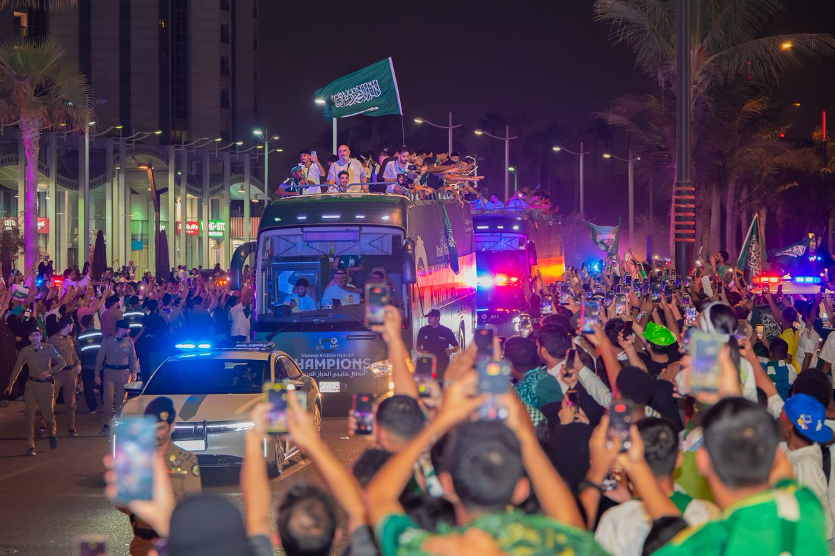 SaudiNTFans's tweet photo. الأبطال مرّوا بالذهب من هُنا 🤩 🏆 

فكتبت جدة ليلةَ فرحٍ لا تغيب عن الذاكرة 🇸🇦 💚

#الأخضر_بطل_الخليج | #هذا_الأخضر https://t.co/tr9MUXON4K