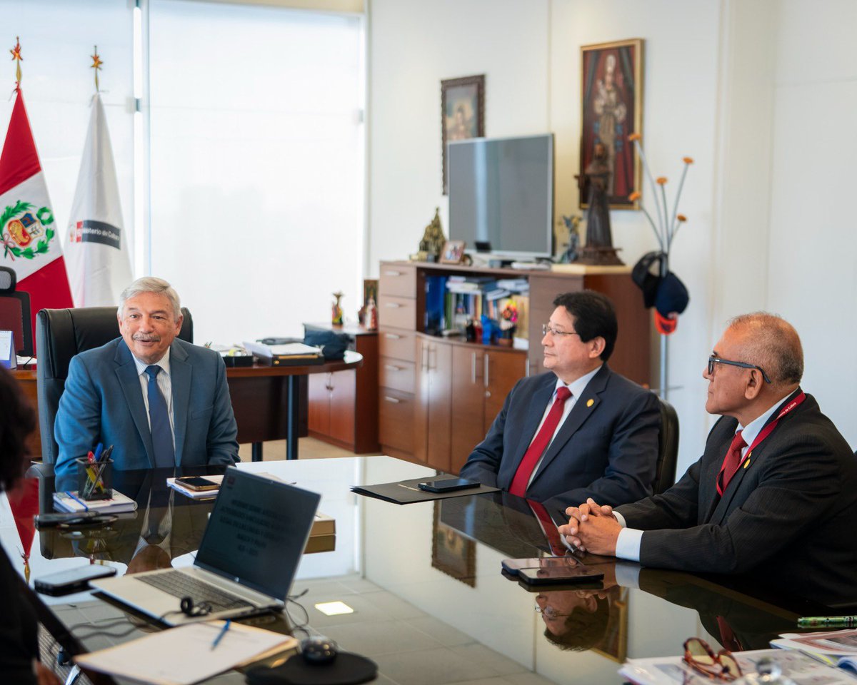 MinCulturaPe's tweet photo. 🇵🇪🏛️ El ministro Alberto Beingolea recibió esta tarde al ministro del @MininterPeru, César Augusto Astudillo , y al ministro de @MinemPeru, Guillermo Shinno, para articular acciones frente a la afectación del patrimonio cultural ocasionada por la minería ilegal. https://t.co/NgphkkZiZX