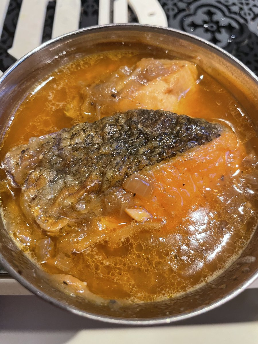 BlueOhmiya's tweet photo. おはようございます
気づくためには考える力が大切
限定は秋色秋鮭カレー🐟色だけかいと思ったら隠しに入れた素材も秋
気づいたらすごい😎魚の時はシンプルスパイスにしがちですが今回は多数スパイス使いました　冷えてくるのでほんのり辛味も
限定ラッシーもおすすめです！
#大宮スパイスカレー https://t.co/lXNl5nnMKr