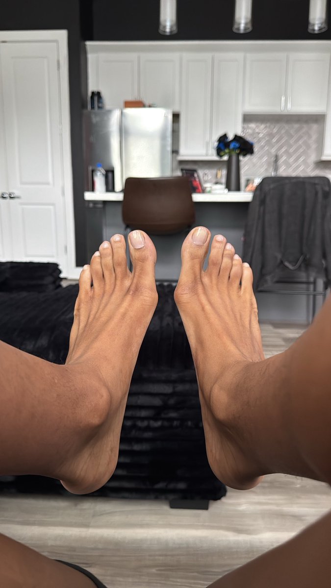 whoisjabadi's tweet photo. I love my feet but a size 13 is crazy. I can’t just buy any sneaker I want🥲. https://t.co/xkFxQviea2