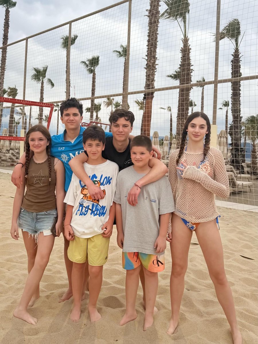 Allison965n6's tweet photo. We've kicked off the summer 🏖️ from our full team vacation with the kids 📸 https://t.co/no543ealNJ