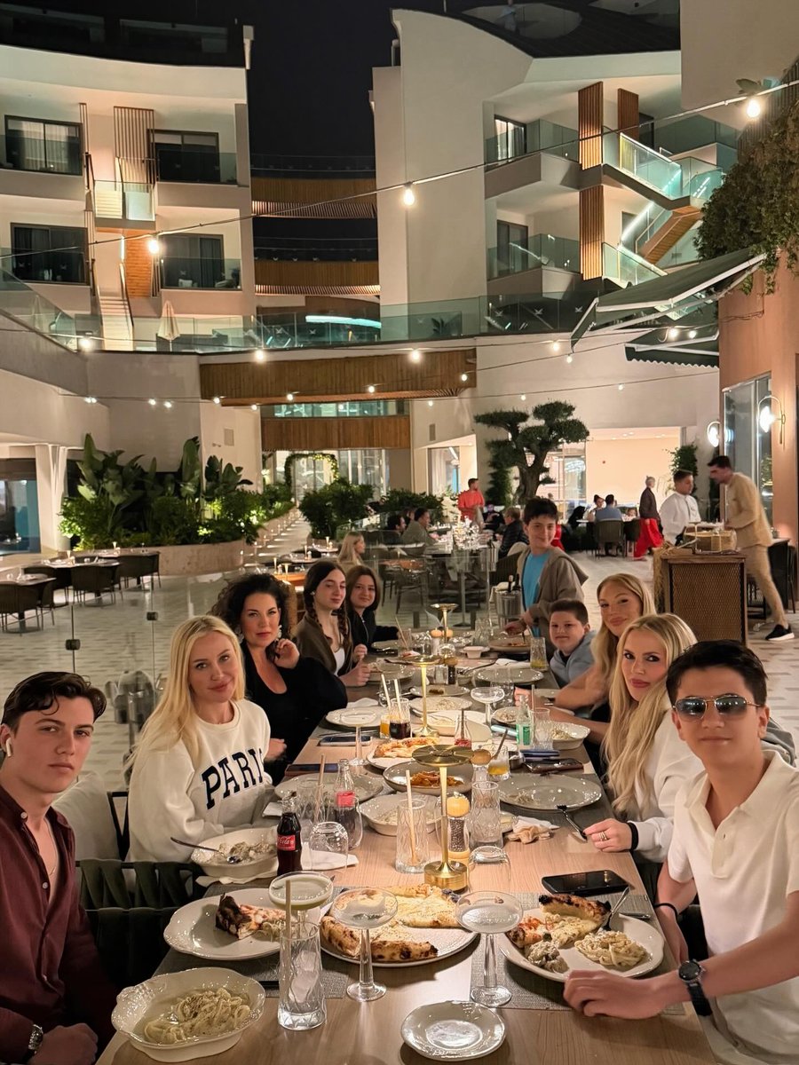 Allison965n6's tweet photo. We've kicked off the summer 🏖️ from our full team vacation with the kids 📸 https://t.co/no543ealNJ