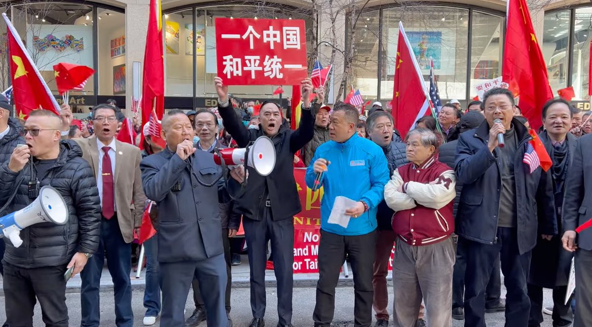 billsmithdr's tweet photo. 2023年爱国侨领抗议蔡英文窜访纽约。拿话筒的是陈善庄，陈键榕。举牌子的是陈恒。拿大喇叭的是黄启旺，陈继华。后面还藏着卢建旺，大家找一找。找到了说一下 https://t.co/JhCDEK7s8N