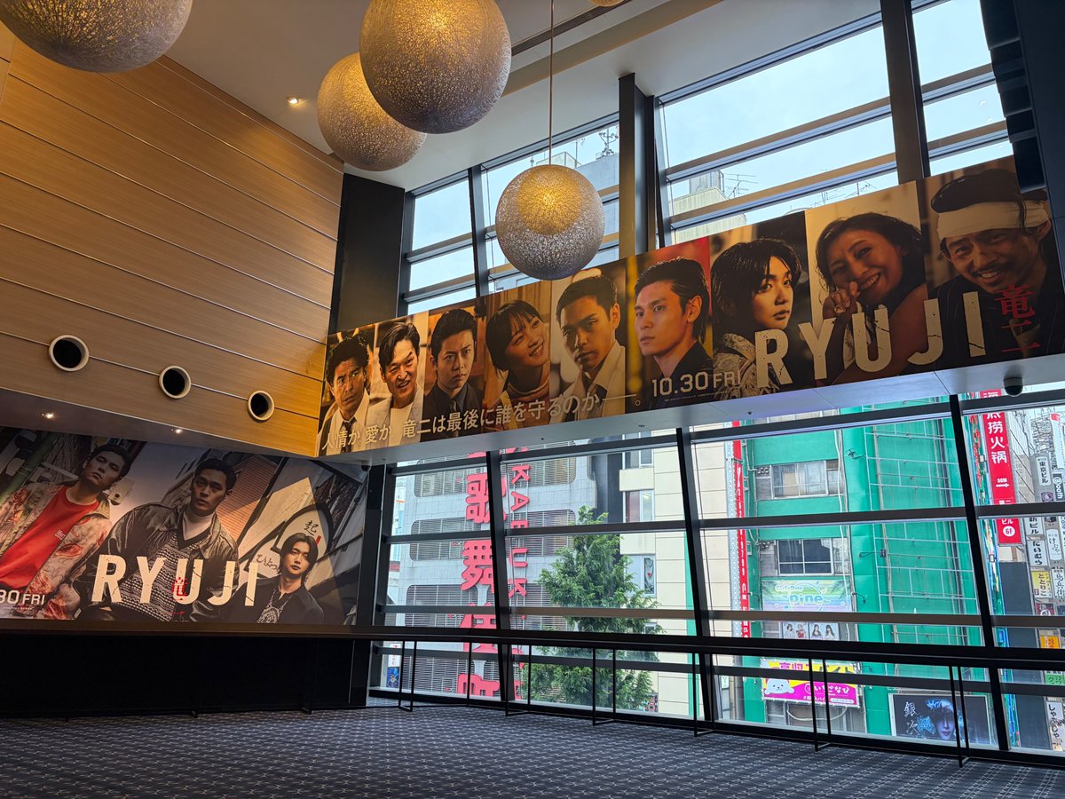 ryujimovie_jp's tweet photo. 新宿・歌舞伎町に
映画『RYUJI 竜二』🕶️🚬

TOHOシネマズ新宿にて
大型ビジュアル掲出中！

お越しの際はぜひチェックしてください！

#映画RYUJI
10.30 fri 全国公開 https://t.co/oGqU2eX17y