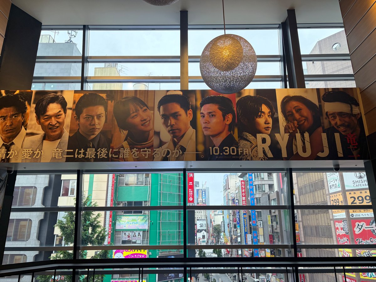 ryujimovie_jp's tweet photo. 新宿・歌舞伎町に
映画『RYUJI 竜二』🕶️🚬

TOHOシネマズ新宿にて
大型ビジュアル掲出中！

お越しの際はぜひチェックしてください！

#映画RYUJI
10.30 fri 全国公開 https://t.co/oGqU2eX17y