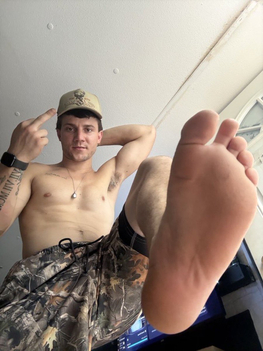 AlphaLiam280's tweet photo. Daddy’s still recovering from his motorbike crash. Cash cheers me up. Send me a gift on throne https://t.co/ZGJMm0JZg1
