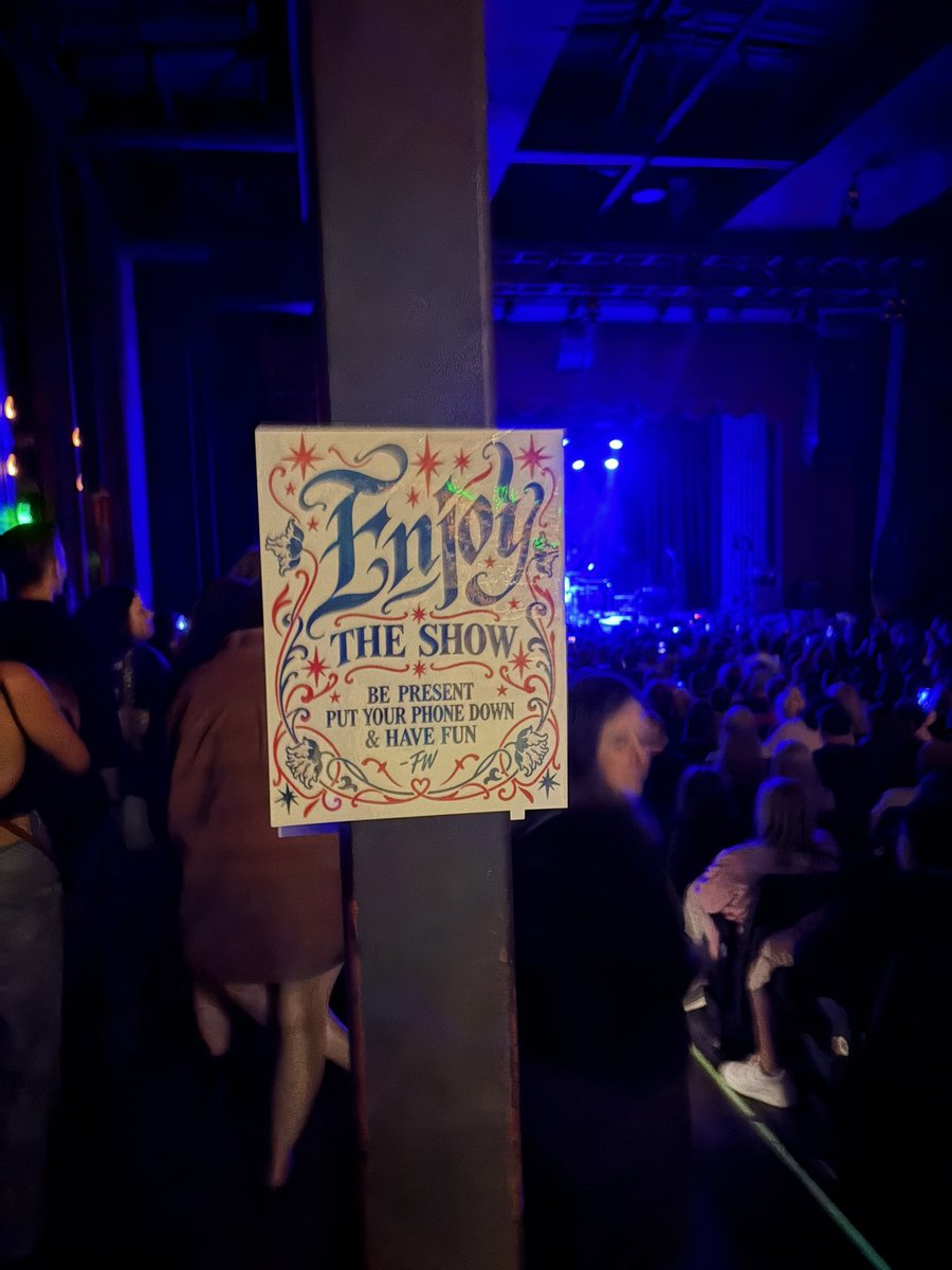 FinnWolfhardSP's tweet photo. 📸 | Este es el cartel que se puede ver en el concierto de Finn en Atlanta hoy!

“Disfruta del concierto. Vive el momento. Guarda tu teléfono y diviértete - FW”

vía mysticlavendem en Twitter/X https://t.co/SHR6zCYzSF