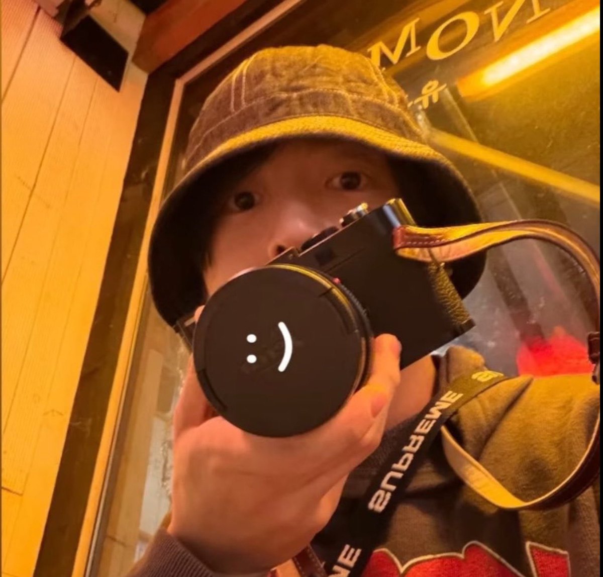 sugurukoo's tweet photo. the concept of wearing your boyfriend’s bucket hat and feeding each other on your date, literally boyfriending so fvcking hard, being lovey-dovey in public 😭 https://t.co/12LgdnJoSW