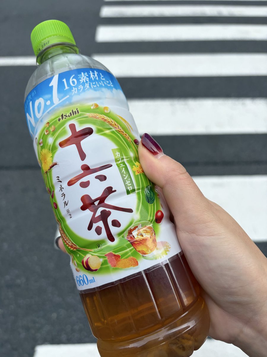 noraya_tea's tweet photo. 昨日はちょと暑かったのでお供は十六茶✨
コンビニで買えて熱を覚まし木を巡らせてくれるよ🙆‍♀️ただトイレ近い人は控えめに笑
のら屋→水巡茶が味も効能も似てるよ🐈

今日はまた涼しくなったし平性か温性の飲みものに変えよ〜
#十六茶 #コンビニ #薬膳 #ごきげん https://t.co/eCExRzw2wu